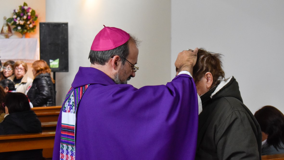 Obispo Medina ofició misa en la Capilla del Cementerio local