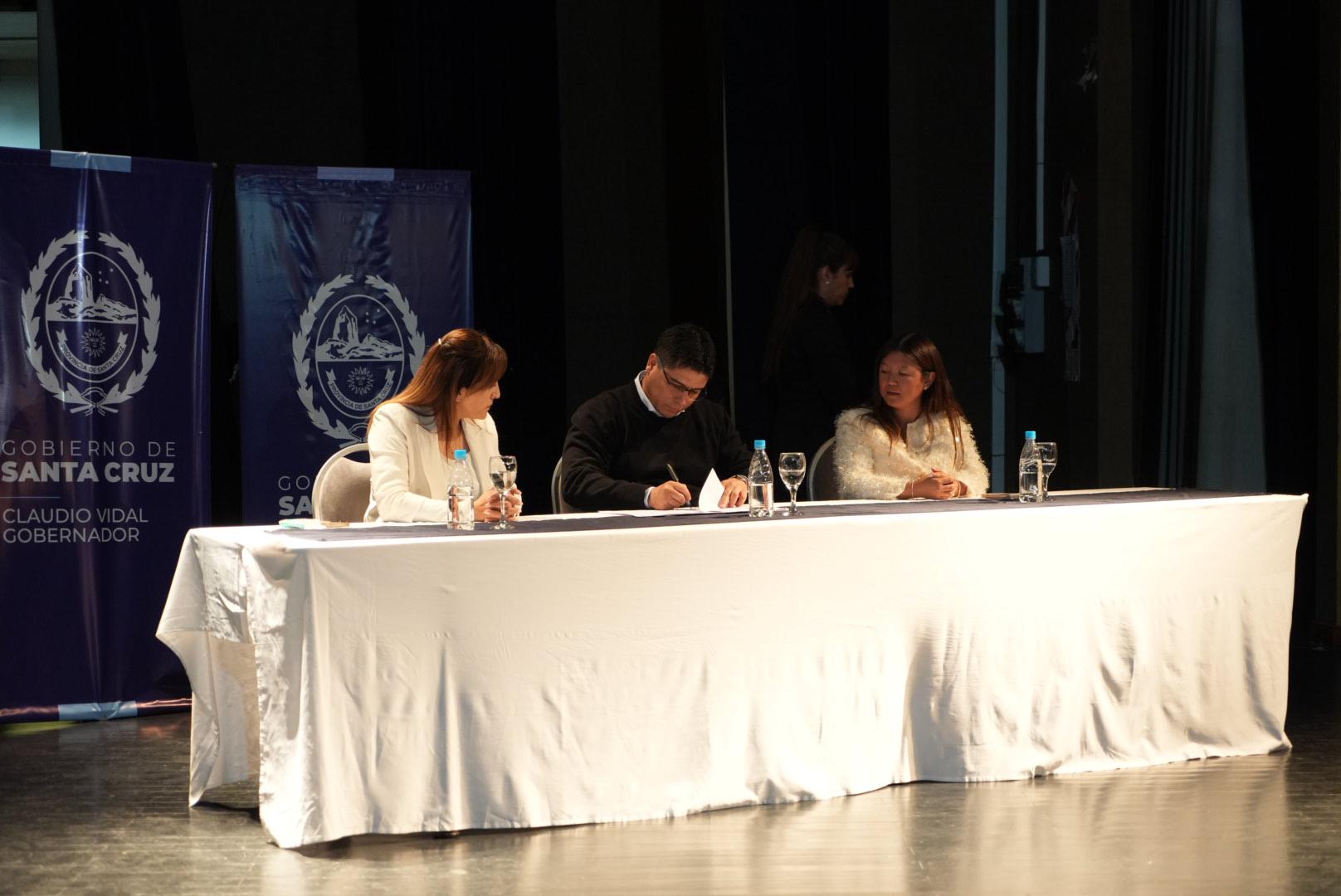 Lanzan cursos de formación para que jóvenes santacruceños trabajen en el sector minero